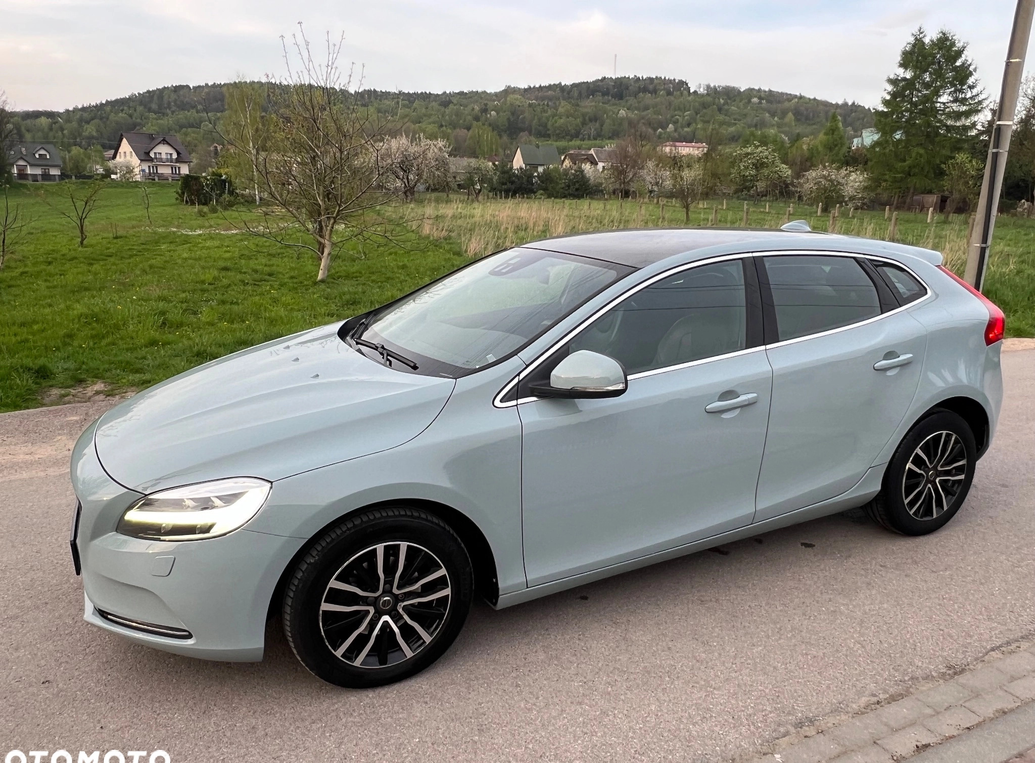 Volvo V40 cena 59900 przebieg: 165500, rok produkcji 2017 z Chrzanów małe 781